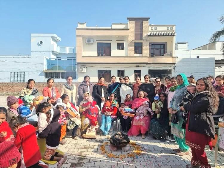 आंगनवाड़ी केंद्र विकास नगर-1 ने रेडक्रॉस के सहयोग से मनाई बेटियों की लोहड़ी